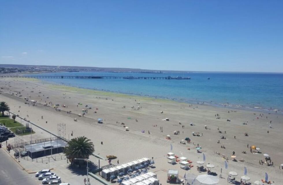 Policías se volvieron virales por ayudar a una pareja de adultos mayores a llegar a la playa de Puerto Madryn