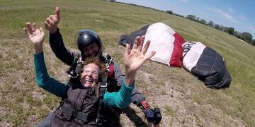 Abuela de 83 años se tiró en paracaídas en Alta Gracia