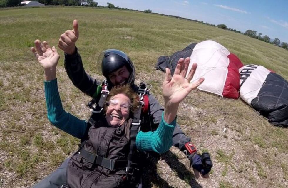 Abuela de 83 años cumplió su sueño de tirarse en paracaídas