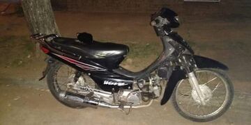 Motocicleta Wave 110 color negra, secuestrada en Alta Gracia\u002E