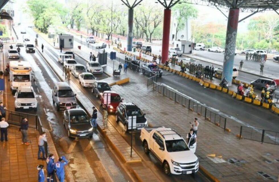 Más de 3500 autos pasan por el Puente de la Amistad el día de la reapertura