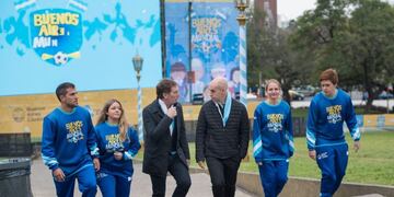 BAS802\u002E BUENOS AIRES (ARGENTINA), 11/06/2018\u002E- Fotografía cedida por el gobierno de la Ciudad de Buenos Aires hoy, lunes 11 de junio de 2018, donde se ve al alcalde de Buenos Aires, Horacio Rodríguez Larreta (3d), recorriendo con el vicealcalde, Diego Santilli (3i) y un grupo de jóvenes la Plaza San Martín donde se instaló una pantalla para la transmisión de los partidos del Mundial de Rusia 2018, en de Buenos Aires (Argentina)\u002E Horacio Rodríguez Larreta inauguró hoy una de las dos pantallas gigantes que se instalarán en la ciudad para transmitir gratuitamente los partidos del Mundial de Rusia, que se jugará desde este jueves hasta el 15 de julio\u002E EFE/Gobierno Ciudad Buenos Aires SOLO USO EDITORIAL/NO VENTAS\r\n ciudad de buenos aires Horacio Rodriguez Larreta diego santilli Instalan pantallas para ver el Mundial en la Ciudad de Buenos Aires