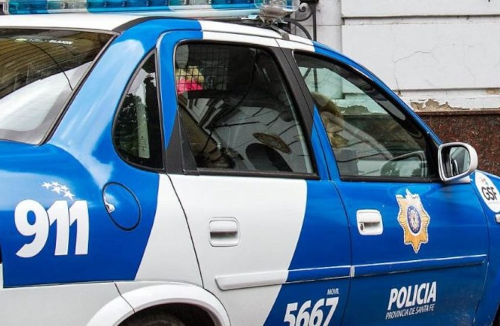 Tres personas fueron detenidas en un auto robado que tenía la patente cambiada