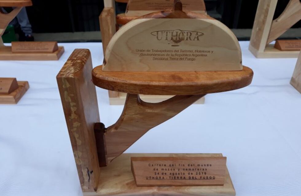 Se corrió la tradicional "carrera de mozos y camareras" por las calles de la ciudad