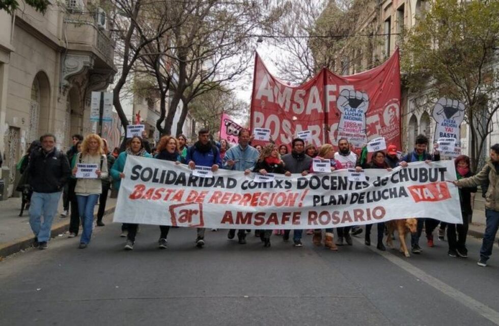 Maestros rosarinos marcharon en medio del paro a favor de docentes de Chubut
