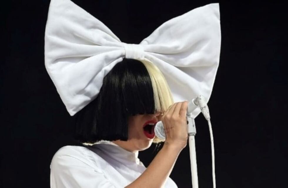 La cantante Sia se convierte en abuela un año después de ser madre