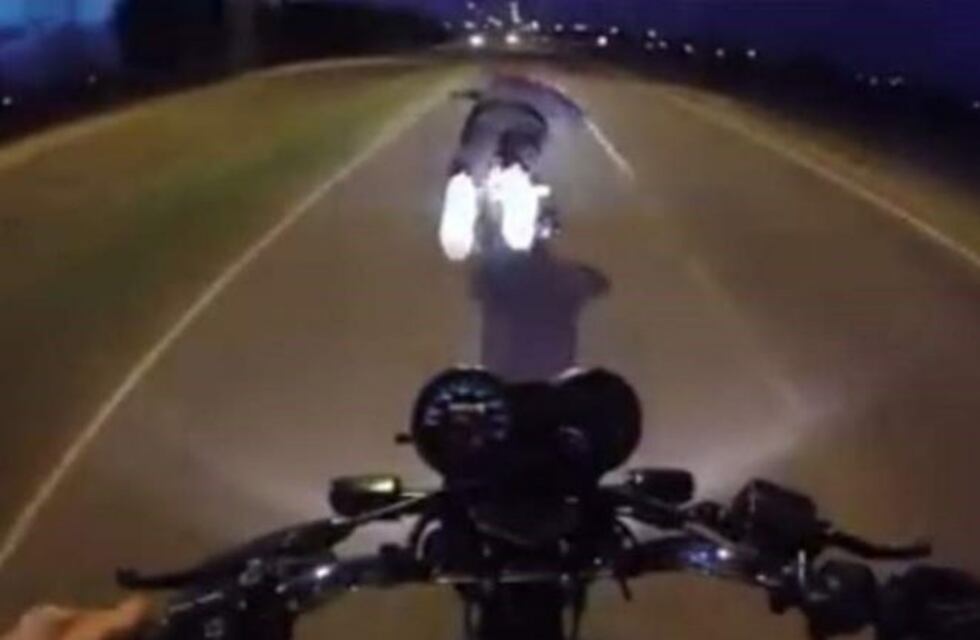 Un joven piquense grabó a un amigo haciendo piruetas en la moto y lo compartió