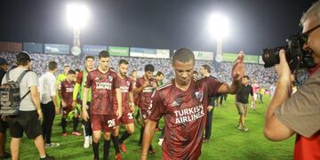 AME2335\u002E TUCUMÁN (ARGENTINA), 07/03/2020\u002E- De La Cruz (11) evita la prensa que se agolpó en el mediocampo, luego del partido por la Superliga Argentina entre Atlético Tucumán y River Plate este sábado, en el estadio Monumental José Fierro de Tucumán (Argentina)\u002E EFE/ Nicolás Núñez