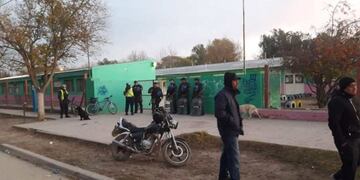 Imagen archivo\u002E Escuela N° 286, del barrio J\u002EJ\u002E Gómez de Roca\u002E Policías custodian el lugar para evitar incidentes\u002E