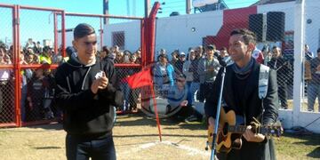 Dybala junto a Axel, el cantante\u002E
