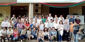 El decano de Ingeniería Gustavo Lores, con docentes y estudiantes de la UNJu