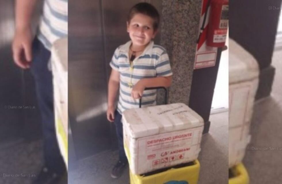 Máximo tiene 9 años y trabaja vendiendo ensaladas para ayudar a su mamá