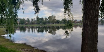 Costanera de Carlos Paz en un día nublado\u002E