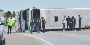 Imágenes del fatal vuelco de un micro en la ruta 2: dos niñas muertas y al menos cuatro heridos de gravedad\u002E (Clarín)