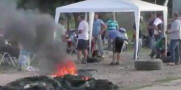 Manifestaciu00f3n frente a la planta de SanCor en Centeno.