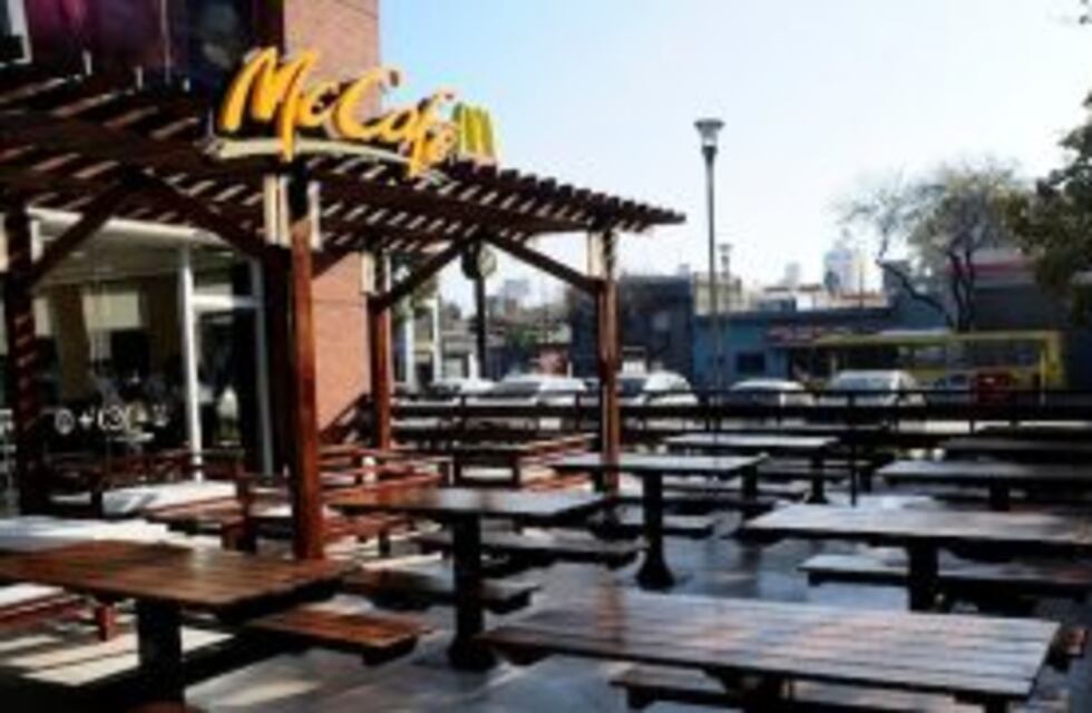 Destrozó la puerta de un McDonald's y fue detenido