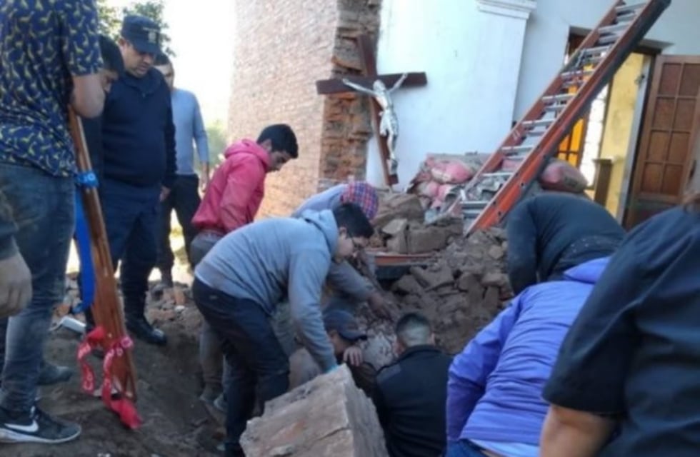 Se cayó la pared de una iglesia y dos albañiles quedaron atrapados