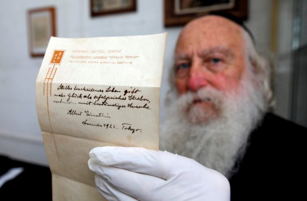 La teoría de la felicidad de Albert Einstein aparece en una nota manuscrita en Tokio