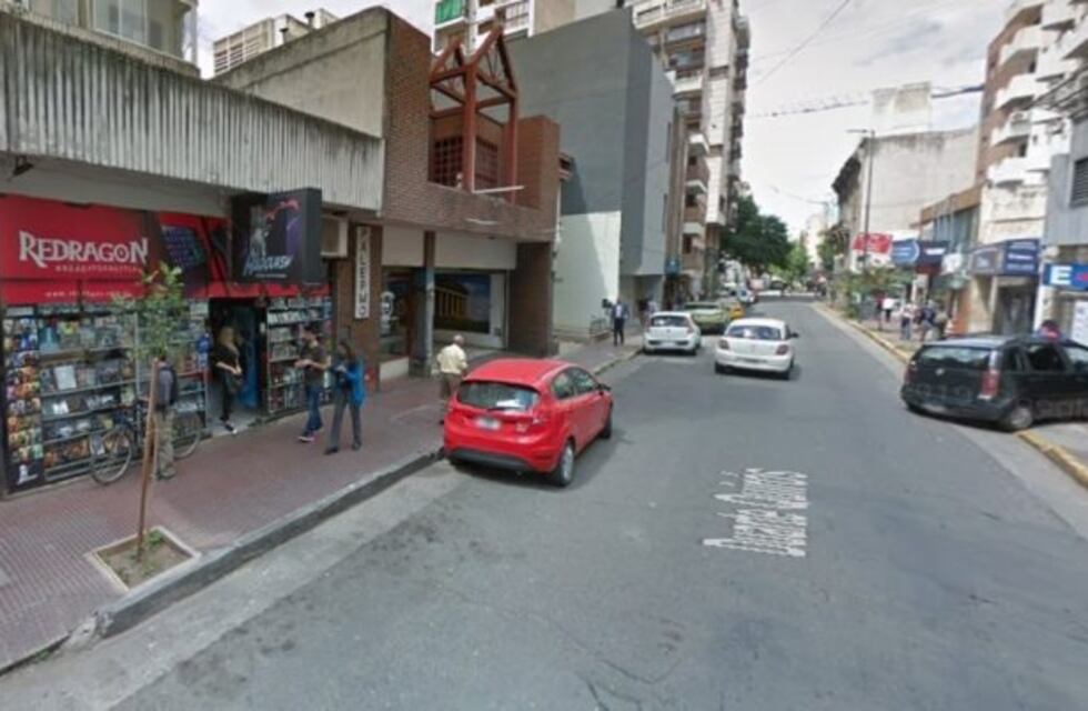 Le llenó la camioneta de basura por no respetar su garaje