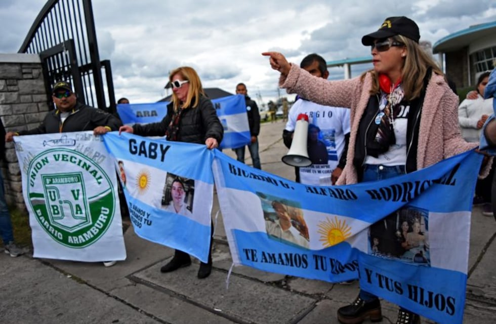 Familiares de los tripulantes piden reflotar el ARA San Juan para recuperar los restos