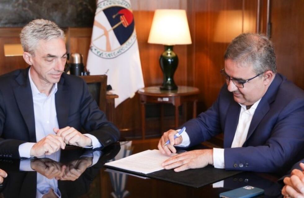 El gobernador firmó convenio con Nación para reactivar los subsidios al transporte local