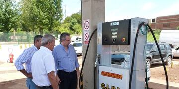 El gobernador Passalacqua en una instalación de gas licuado para vehículos en Posadas (MOL)