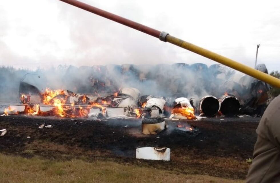 Se incendió un camión en plena Ruta Nacional 14