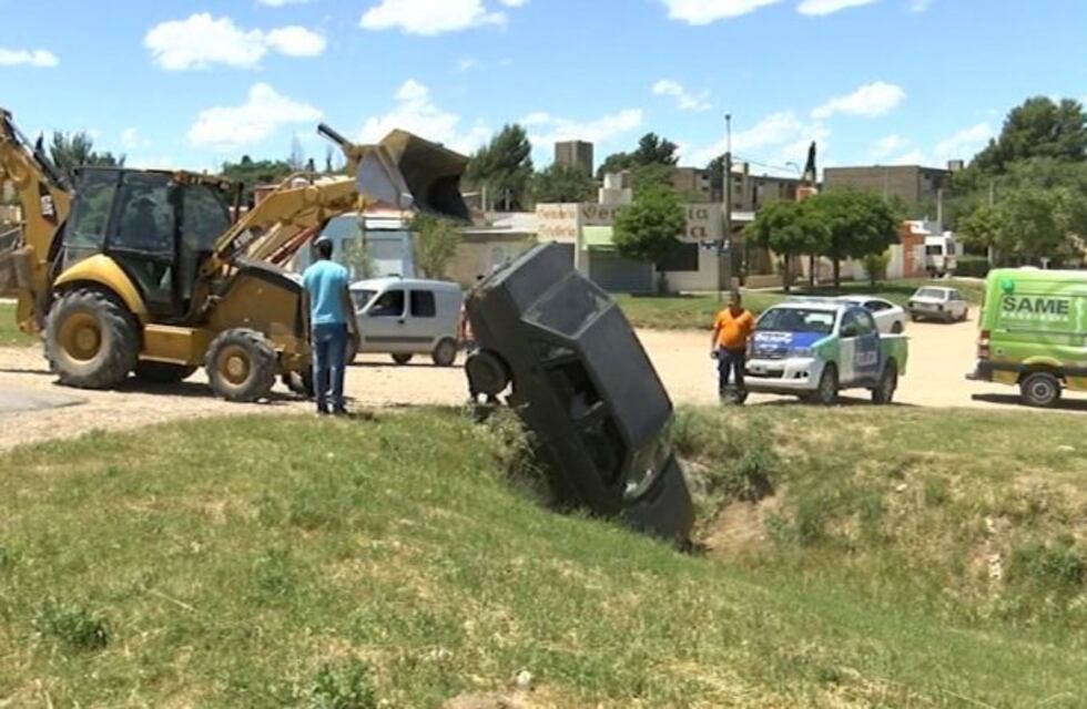 Por un desperfecto mecánico terminaron en la alcantarilla