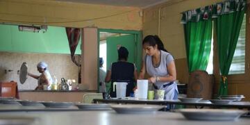 Convierten en ley un bono a docentes suplentes y asistentes escolares