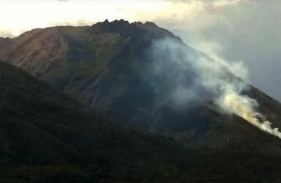 Está controlado el fuego en el Cerro Catedral, aunque continúan las tareas para extinguirlo