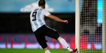 La reacción de Gonzalo Higuaín tras un fallo, una de las imágenes utilizadas para los memes post partido frente a Haití\u002E  / AFP PHOTO / Eitan ABRAMOVICH