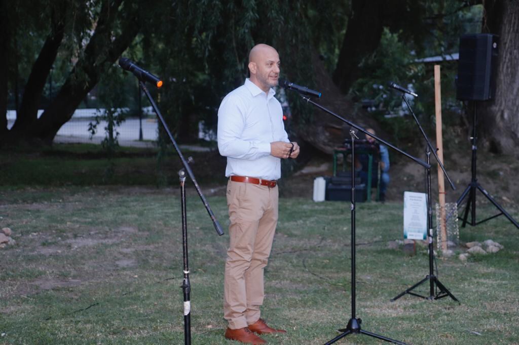 Intendente Daniel Gómez Gesteira en la inauguración del paseo "Bosque de la Poesía" en Carlos Paz.