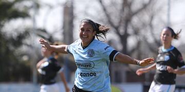 La felicidad de la Pepa Gómez tras volver a convertir un doblete (Prensa Belgrano)