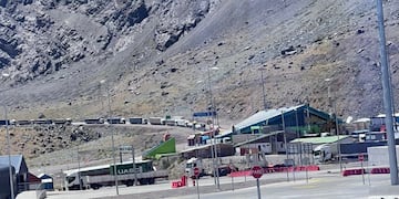Una larga fila de vehículos se formó al ingresar a Los Libertadores este viernes ante una medida de fuerza de los empleados por un brote de Coronavirus. Gentileza