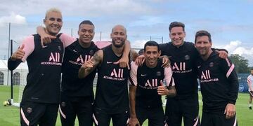 El equipo ganador de Lionel Messi en el entrenamiento de esta mañana con el PSG.