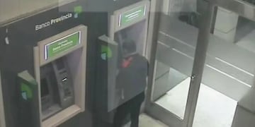 Las pruebas fílmicas que muestran a Chocolate Rigau extrayendo millones de una sucursal bancaria. Foto: La Voz
