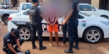 Terminaron detenidos tras sustraer una radio en plena calle.