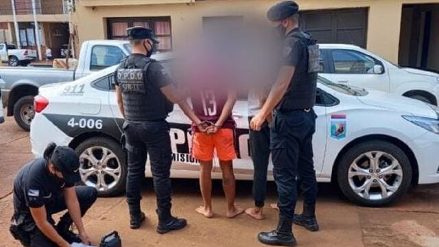 Terminaron detenidos tras sustraer una radio en plena calle.