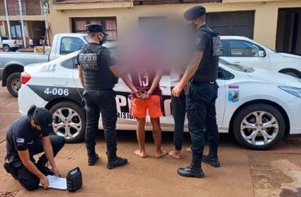 Terminaron detenidos tras sustraer una radio en plena calle