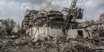 Una vista de la devastación causada por los ataques aéreos israelíes en el barrio de al-Rimal en la ciudad de Gaza. (Reuters)