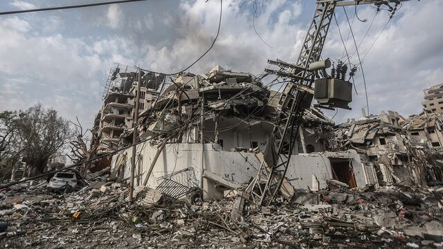 Una vista de la devastación causada por los ataques aéreos israelíes en el barrio de al-Rimal en la ciudad de Gaza. (Reuters)
