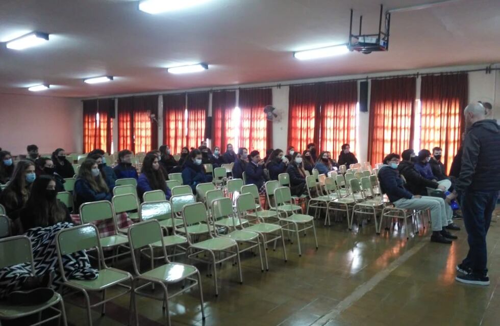 Concepción del Uruguay: charlas sobre prevención del consumo problemático de alcohol en clubes y escuelas