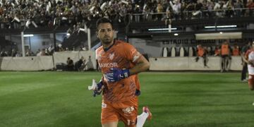 El Loco Jorge Carranza, figura de Instituto ante Estudiantes en la final de ida (Federico López Claro / La Voz).