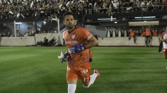 El Loco Jorge Carranza, figura de Instituto ante Estudiantes en la final de ida (Federico López Claro / La Voz).