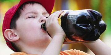 Reino Unido implementó impuestos a las bebidas azucaradas en 2018 (MendozaPost.com).