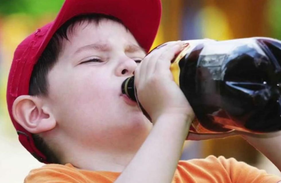 Reino Unido: a partir de un impuesto a las bebidas azucaradas, se evitaron numerosos casos de obesidad infantil