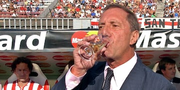 Bilardo,cuando se burló del fútbol champán con una copa de "Gatorei". (Archivo)