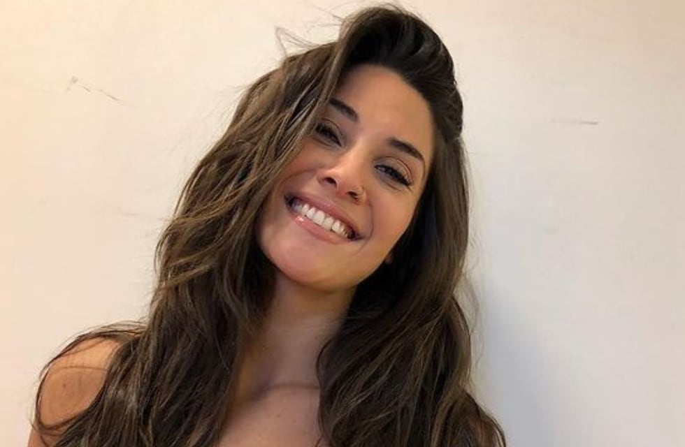Ivana Nadal posó en una microbikini violeta y tiró: “¿Qué crees que hay en el vaso?”