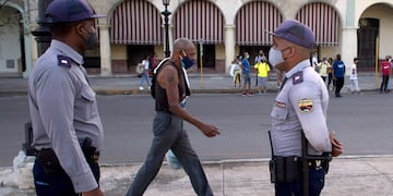 Un día después de varias manifestaciones contra el desabastecimiento, los cortes de energía y las carencias en Cuba, que terminó con contramarchas de simpatizantes del gobierno e incidentes en varios puntos del país, La Habana transitó el lunes fuertemente custodiada y con el servicio de internet móvil cortado. (AP)
