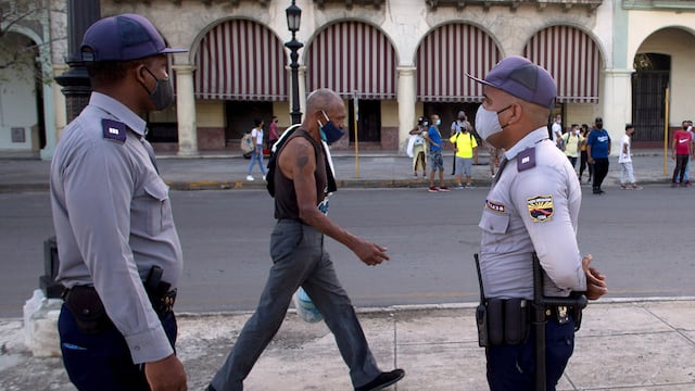 Un día después de varias manifestaciones contra el desabastecimiento, los cortes de energía y las carencias en Cuba, que terminó con contramarchas de simpatizantes del gobierno e incidentes en varios puntos del país, La Habana transitó el lunes fuertemente custodiada y con el servicio de internet móvil cortado. (AP)